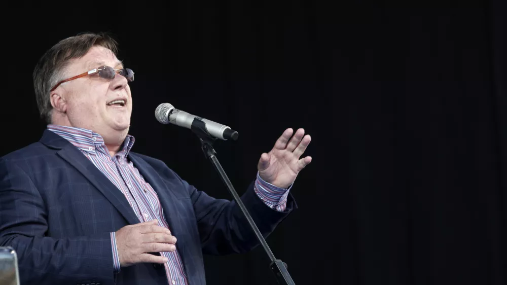 Halid Be&scaron;lić, bosanski pevec narodno-zabavne glasbe,- 14.9.2013 - postavili temeljni kamen za Islamski verski in kulturni center v Ljubljani, Kurilni&scaron;ka ulica 18//FOTO: Luka Cjuha