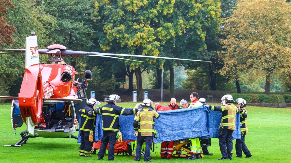 07 October 2025, North Rhine-Westphalia, Herdecke: Emergency services stand next to a rescue helicopter after the newly elected mayor of Herdecke, Iris Stalzer, was found critically injured in her apartment. Iris Stalzer, from the centre-left Social Democratic Party, suffered multiple stab wounds, security sources told dpa on Tuesday. Photo: Alex Talash/dpa