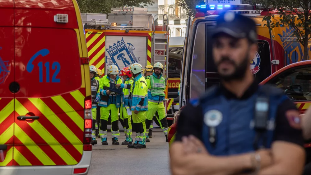 07 October 2025, Spain, Madrid: Health workers and emergency are deployed after the collapse of an under construction building in the Opera area. At least three workers were injured in the collapse of a building undergoing renovation in central Madrid, state broadcaster RTVE and other outlets reported on Tuesday, citing emergency services. Photo: Alejandro Mart&iacute;nez V&eacute;lez/EUROPA PRESS/dpa