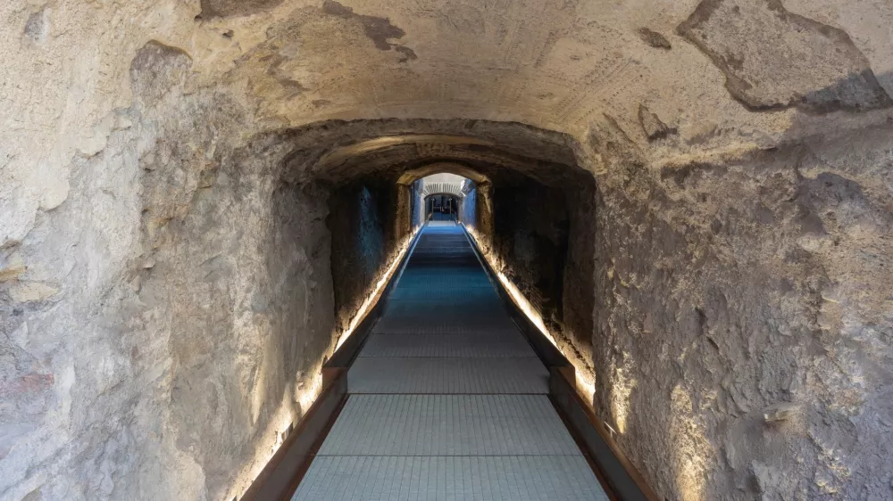 Rim, Kolosej, komodov prehod