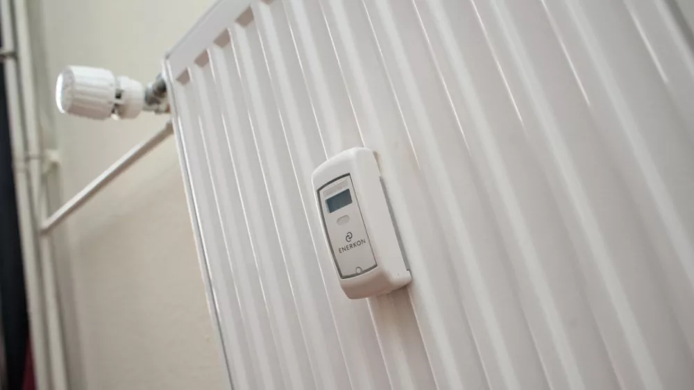 - centralno ogrevanje - delilnik stro&scaron;kov toplote - daljinsko odcitavanje vrednosti porabe -merilec - radiator //FOTO: Tomaž Zajel&scaron;nik