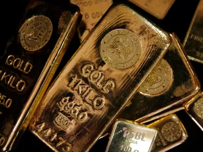 FILE PHOTO: Gold bars are displayed to be photographed at bullion house in Mumbai December 3, 2009.  REUTERS/Arko Datta/File Photo