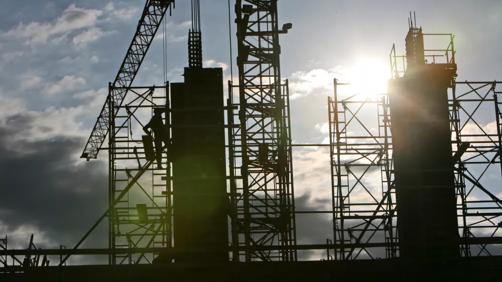 - simbolična fotografija - gradbeni&scaron;tvo - gradbena dela, gradbeni oder - delavci - - 07.05.2015 - Ljubljana - gradbi&scaron;če ob Gerbičevi in Koprski ulici za novi Nacionalni gimnastični center Cerar-Pegan-Petkov&scaron;ek, gradnja sodobnega gimnastičnega centra za razvoj vseh &scaron;portnih panog pod okriljem Gimnastične zveze Slovenije,//FOTO: Tomaž Skale