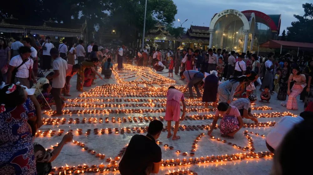 Buddhist devotees light oil lamps at Botataung pagoda during celebrations of the full moon day of Thadingyut, the end of Buddhist Lent, Monday, Oct. 6, 2025, in Yangon, Myanmar. (AP Photo/Thein Zaw)