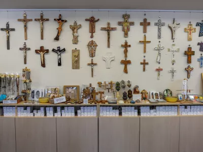 - simbolična fotografija - religija, vera, cerkev, kr&scaron;čanstvo, verniki   - 16.08.2016 - Brezje - Praznik Marijinega vnebozetja - sveta ma&scaron;a pred baziliko in narodnim sveti&scaron;čem Marije Pomagaj  //FOTO: Bojan Velikonja