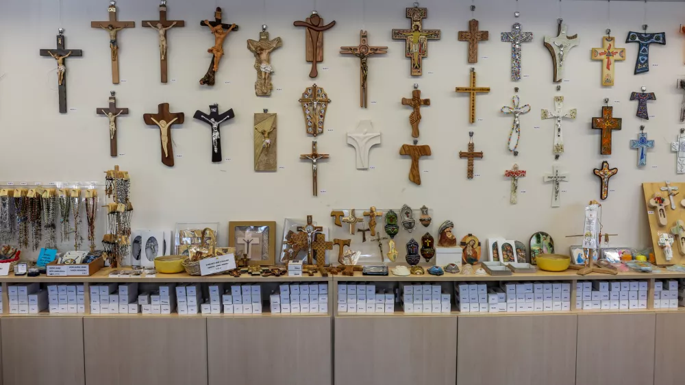 - simbolična fotografija - religija, vera, cerkev, kr&scaron;čanstvo, verniki   - 16.08.2016 - Brezje - Praznik Marijinega vnebozetja - sveta ma&scaron;a pred baziliko in narodnim sveti&scaron;čem Marije Pomagaj  //FOTO: Bojan Velikonja