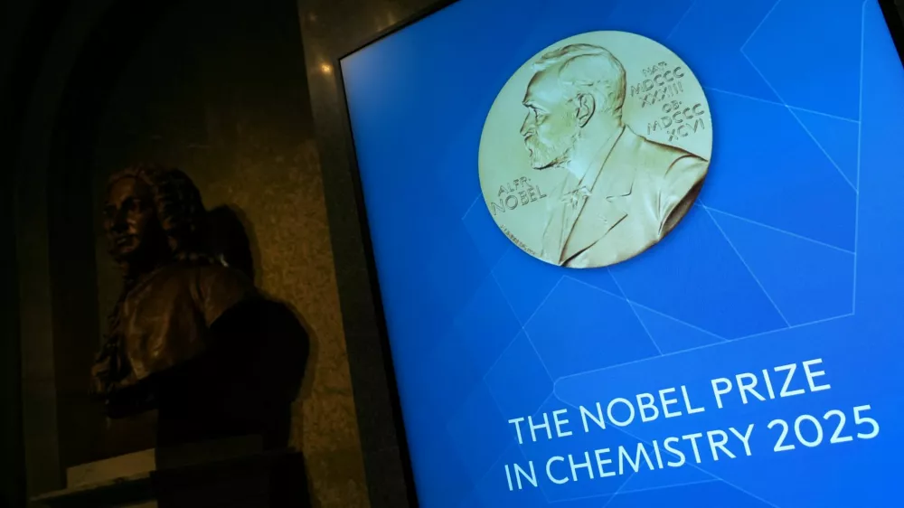 A screen displays a Nobel Prize medal ahead of the announcement of the Nobel Prize in Chemisty, at the Royal Swedish Academy of Sciences, in Stockholm, Sweden, October 8, 2025. REUTERS/Tom Little