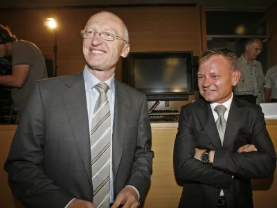 predsednik skup&scaron;čine odvetnik Stojan Zdol&scaron;ek in odvetnik Franci Matoz- 22. Skup&scaron;čina Telekom Slovenije 2012 - delničarji odločali v zvezi z morebitno zamenjavo večine članov nadzornega sveta ter o uresničevanju skup&scaron;činskega sklepa v zvezi s posebno revizijo nekaterih spornih poslov v preteklosti, vodstvo - uprava - Nadzorni svet (NS)//FOTO: Tomaž Skale