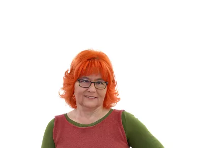 Mojca MarotZA ONLINE - Redakcija Dnevnik 2024 - portreti za komentarje in kolumne - kolumnisti - komentatorji &ndash; novinarji - portret //FOTO: Luka Cjuha