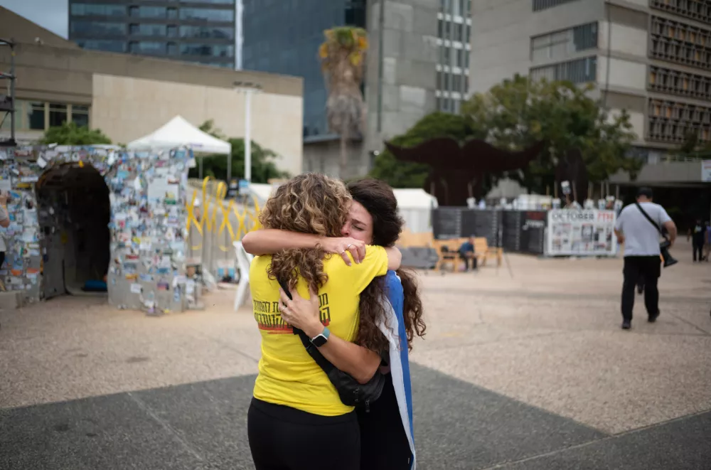 09 October 2025, Israel, Tel Aviv: Two Israelis embrace, as people gather at hostage square in Tel Aviv to celebrate the ceasefire deal. After 2 years of war, Israel and Hamas have agreed on the first phase of the peace plan suggested by US President Donald Trump, where all hostages held in Gaza are to be released, and Israeli forces will withdraw to an agreed upon line. Photo: Ilia Yefimovich/dpa