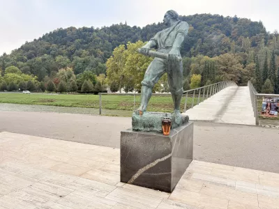 Celje, kip Splavarja ob Savinji.Pri kipu Splavarja v Celju je bil v soboto zvecer hudo poskodovan 82-letni moski.