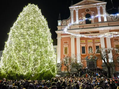 - 01.12.2023 &ndash; Veseli December v Ljubljani 2023 - prižig prazničnih luči v sredi&scaron;ču prestolnice - svetlobna okrasitev mesta - začetek prazničnega decembrskega sejma na ljubljanskih ulicah - novoletno okra&scaron;ena Ljubljana - //FOTO: Nik Erik Neubauer