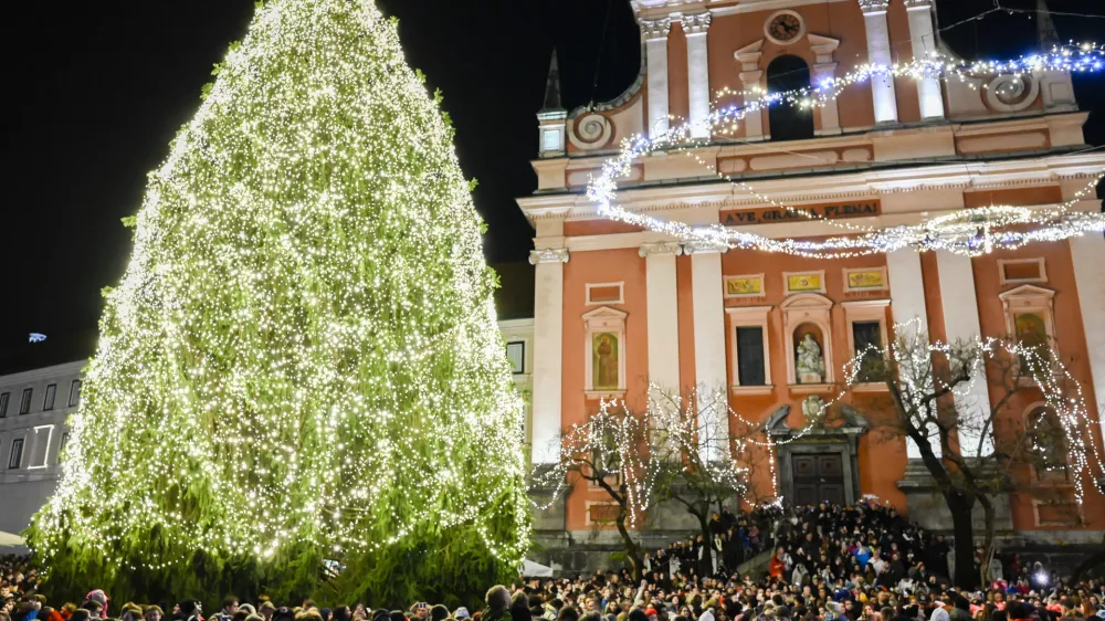 - 01.12.2023 &ndash; Veseli December v Ljubljani 2023 - prižig prazničnih luči v sredi&scaron;ču prestolnice - svetlobna okrasitev mesta - začetek prazničnega decembrskega sejma na ljubljanskih ulicah - novoletno okra&scaron;ena Ljubljana - //FOTO: Nik Erik Neubauer