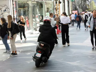 Čopova ulica - pe&scaron;ci - motorno kolo - motor - skuter - kolo s pomožnim motorjem - 05.10.2022 - prepoved vožnje za vsa motorna kolesa - pe&scaron; cona v sredi&scaron;ču Ljubljane //FOTO: Tomaž Skale 