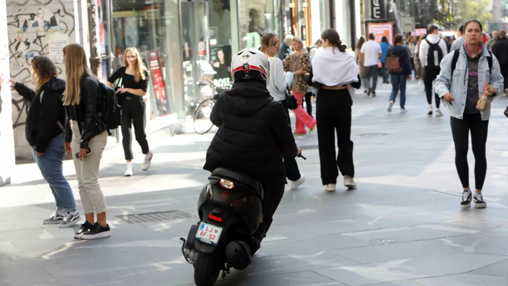 Čopova ulica - pe&scaron;ci - motorno kolo - motor - skuter - kolo s pomožnim motorjem - 05.10.2022 - prepoved vožnje za vsa motorna kolesa - pe&scaron; cona v sredi&scaron;ču Ljubljane //FOTO: Tomaž Skale 