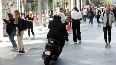 Čopova ulica - pe&scaron;ci - motorno kolo - motor - skuter - kolo s pomožnim motorjem - 05.10.2022 - prepoved vožnje za vsa motorna kolesa - pe&scaron; cona v sredi&scaron;ču Ljubljane //FOTO: Tomaž Skale 