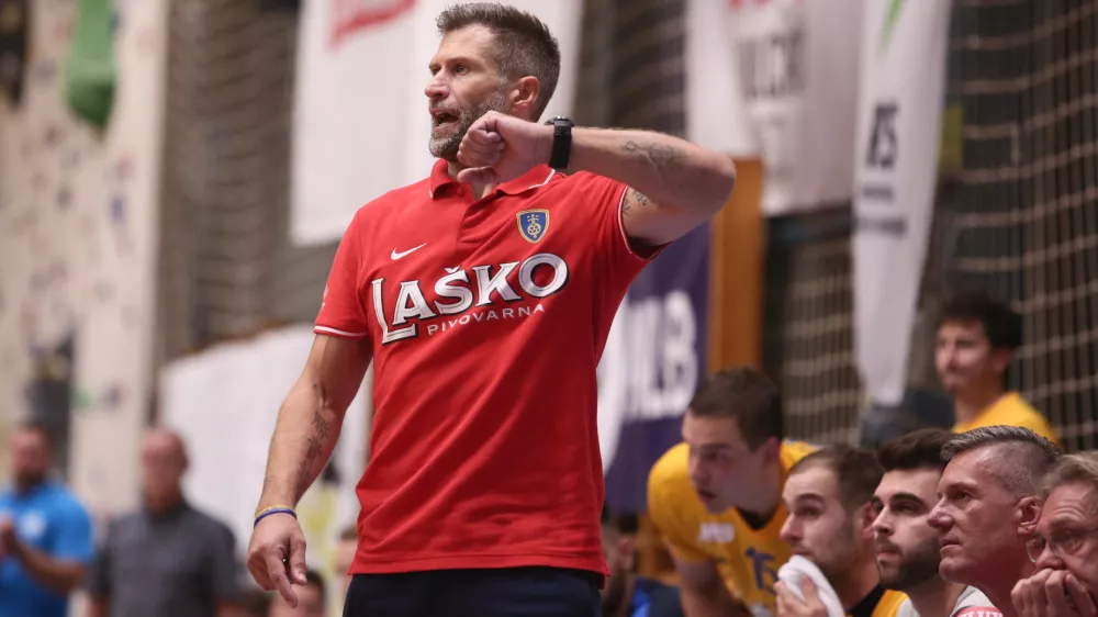 trener Celjanov Tomaž Ocvirk - - - rokometa&scaron;i Celja Pivovarne La&scaron;ko &ndash; zmagovalci slovenskega superpokala 2019- 30.08.2019 &ndash; rokomet &ndash; RK Celje PL: RK Gorenje Velenje, superpokal Slovenije - Rokometa&scaron;i Celja Pivovarne La&scaron;ko so postali zmagovalci slovenskega superpokala, potem ko so v Slovenj Gradcu premagali Gorenje Velenje s 25:23//FOTO: Luka Cjuha