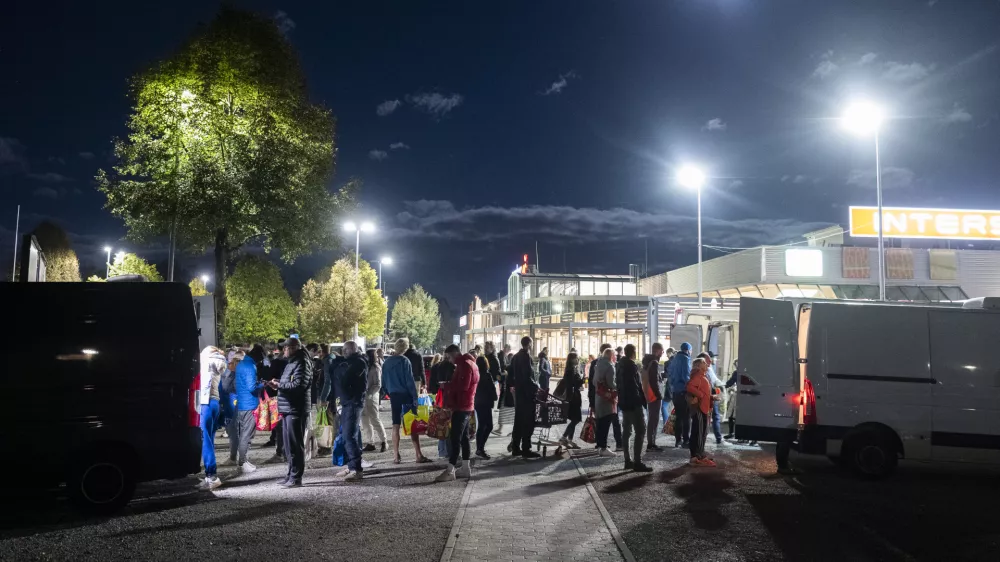 Zvečer se parkiri&scaron;če na Viču prelevi v pravo malo tržnico. Le kaj prodajajo?