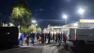 V sredo zvečer se parkiri&scaron;če na Viču prelevi v pravo malo tržnico. Le kaj prodajajo?