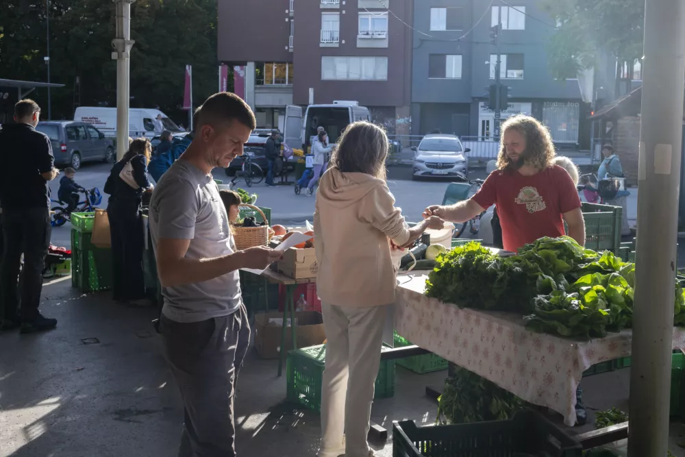 Zvečer se parkiri&scaron;če na Viču prelevi v pravo malo tržnico. Le kaj prodajajo?