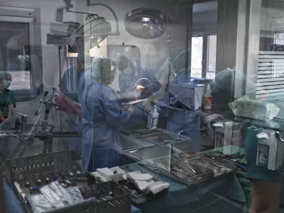 Operacija kolka, dr. Rasto Stok in dr. Peter Pavlov&Auml;Ťi&Auml;ŤFOTO: JAKA GASAR / NEDELJSKI