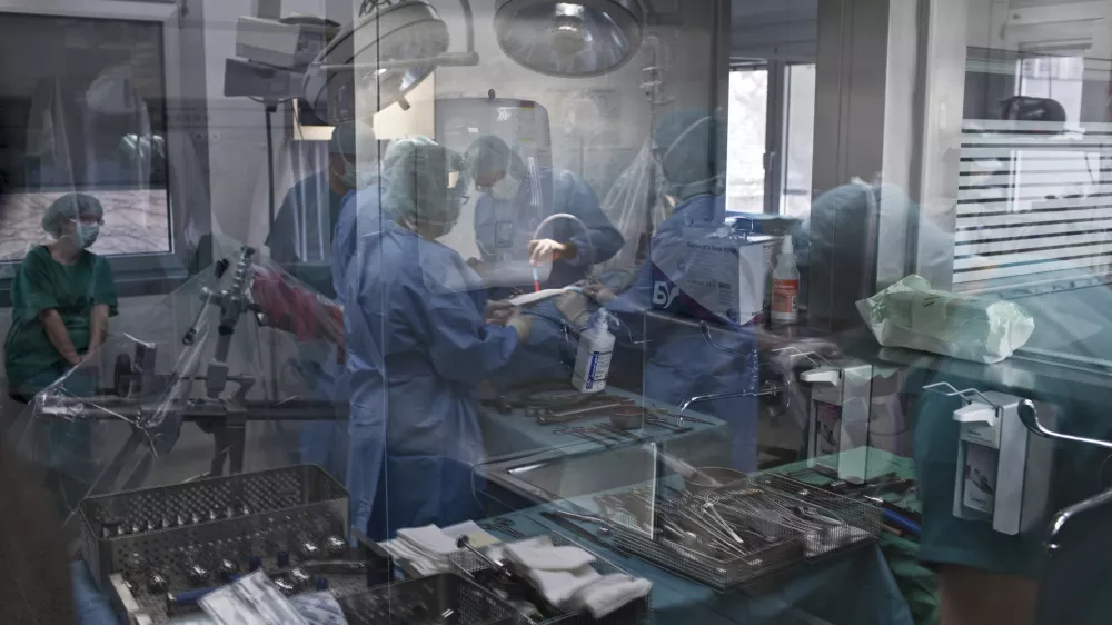 Operacija kolka, dr. Rasto Stok in dr. Peter Pavlov&Auml;Ťi&Auml;ŤFOTO: JAKA GASAR / NEDELJSKI