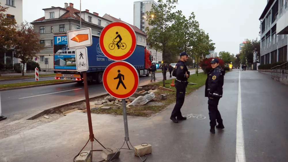 10.10.2025 -zapora Dunajske, obvoz, policija, kolesarji, avtobus, NATOFoto: Tomaž Skale