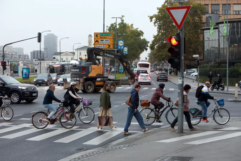 10.10.2025 -zapora Dunajske, obvoz, policija, kolesarji, avtobus, NATOFoto: Tomaž Skale
