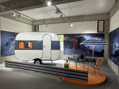 Osrednji prostor občasne razstave Modro na belem v Tehni&scaron;kem muzeju Slovenije. / Foto: Matjaž Terzič