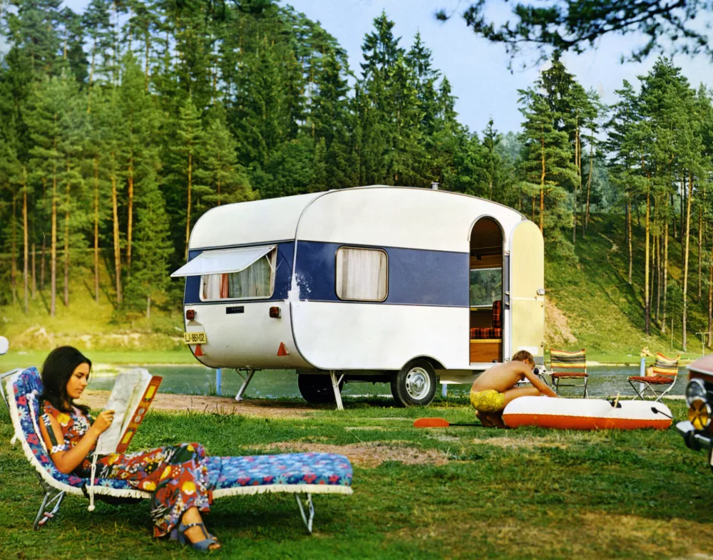 Ker je bila prikolica Adria 305 majhna, lahka in okretna, je bila lažje mobilna in pogosto ni, tako kot nekatere večje, v kampih ostala po več let. / Foto: Promo Foto Iz Arhiva Adria Mobil