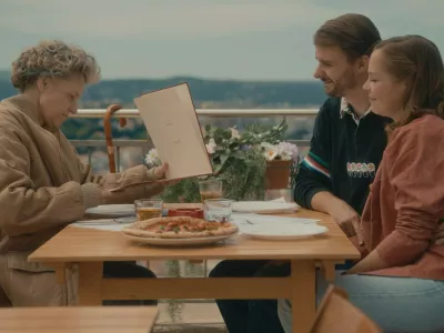 Izsek iz filma Belo se pere na devetdeset, ki v na&scaron;e kinomatografe prihaja 20. novembra. / Foto: Kreativna Baza