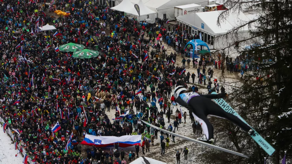 - 15.02.2025. - Svetovni pokal v smučarskih skokih za ženske Ljubno 2025.//FOTO: Bojan Velikonja