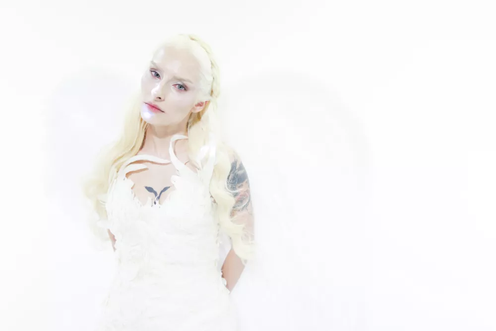 Raiven v videu v angle&scaron;ki različici skladbe Reverie / Foto: Zupanov