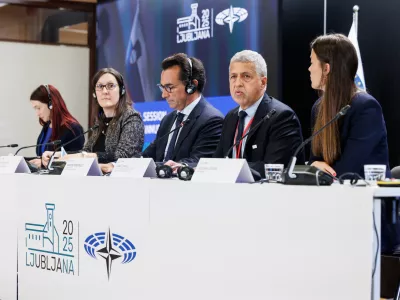 Ljubljana, Gospodarsko razstavisce.Novinarska konferenca vodje slovenske delegacije v Parlamentarni skupscini Nata Janeza Zaklja in predsednika Parlamentarne skupscine Nata Marcosa Perestrella.