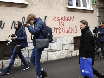 -simbolična fotografija - novinarji - grafit - napis ZGARAN IN UTRUJEN - 06.12.2022 - policisti Postaje prometne policije Ljubljana vr&scaron;ili postopke preizkusov alkoholiziranosti voznikov v prometu na Kotnikovi ulici pred poslopjem Agencije za varnost prometa - //FOTO: Nik Erik Neubauer