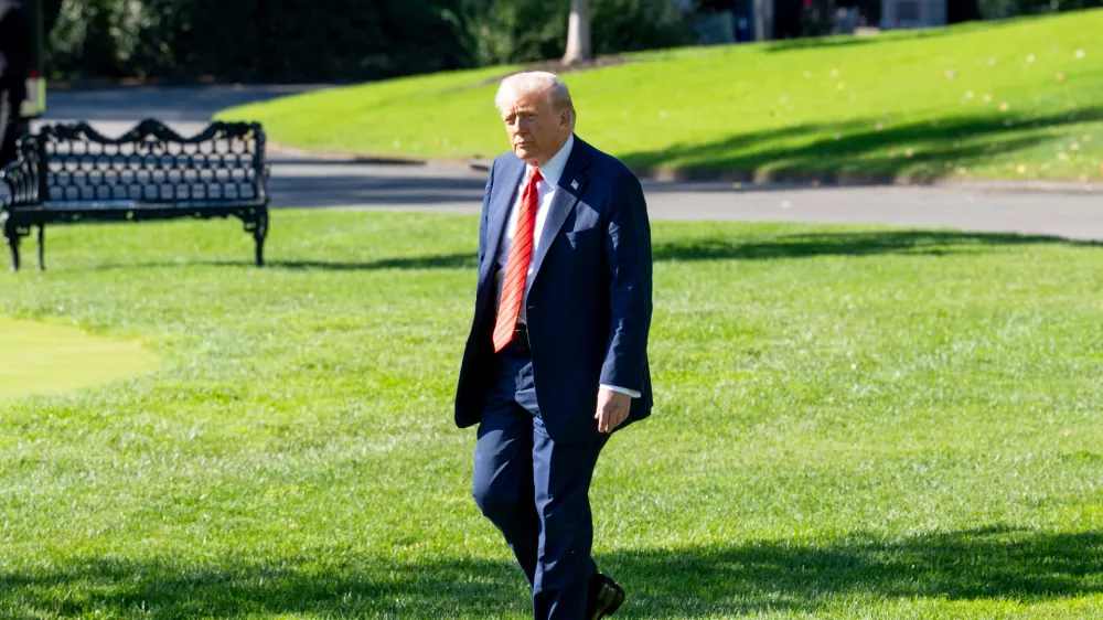 10 October 2025, US, Washington: USA President Donald Trump departs the White House for a quick flight to Walter Reed Hospital for his annual medical check-up Photo: Andrew Leyden/ZUMA Press Wire/dpa