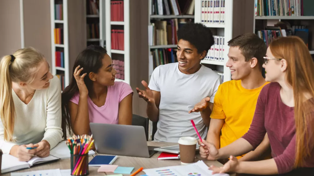 Spoznavanje sodelavcev iz drugih kultur pomaga pri medsebojnem razumevanju in bolj&scaron;em sodelovanju. / Foto: Istock
