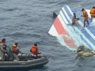 Na povr&scaron;ju so kmalu na&scaron;li razbitine, črne skrinjice pa &scaron;ele čez dve leti. / Foto: National Transportation Safety Board