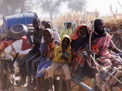 FILE PHOTO: Displaced people ride a an animal-drawn cart, following Rapid Support Forces (RSF) attacks on Zamzam displacement camp, in the town of Tawila, North Darfur, Sudan April 15, 2025. REUTERS/Stringer/File Photo