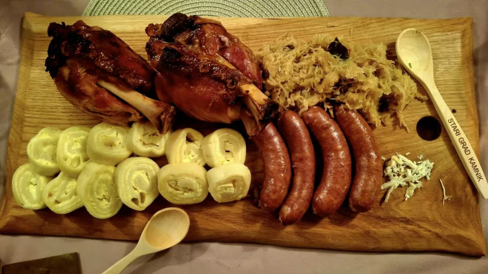 Tematska srednjeve&scaron;ka večerja z najlep&scaron;im razgledom v mestu - Stari grad nad Kamnikom. 