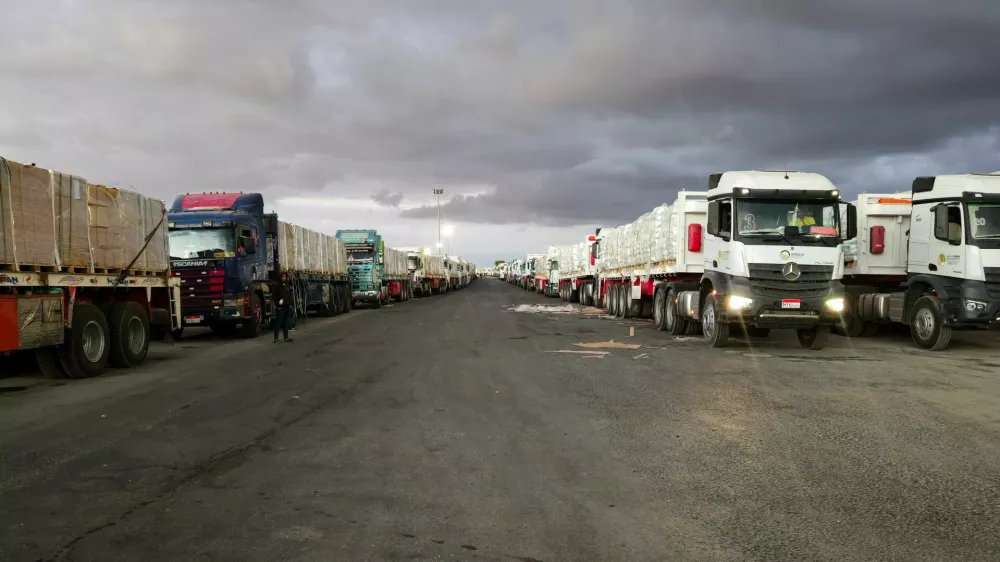 Trucks carrying aid bound for Gaza move towards the border crossing between Egypt and the Gaza Strip, following an agreement between Israel and Hamas on a ceasefire, in Rafah, Egypt, October 12, 2025. REUTERS/Stringer