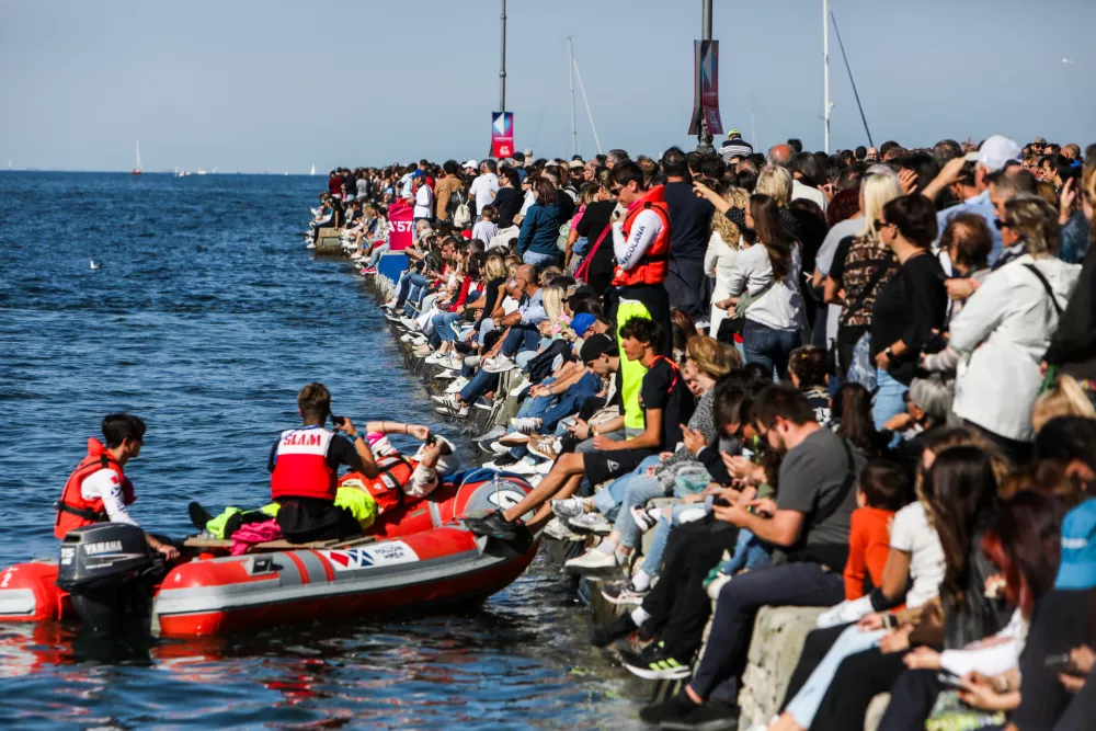 - Publika, navijači,- 12.10.2025. - 57. Barcolana, največja jadralna regata na svetu, ki poteka v Trža&scaron;kem zalivu.//FOTO: Bojan Velikonja