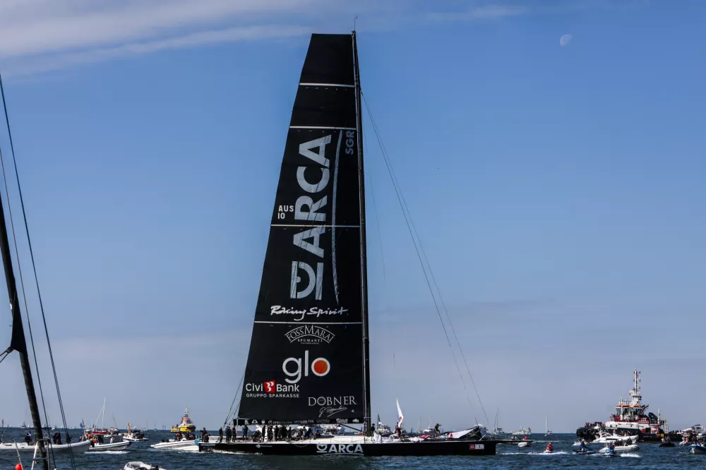 - Jadrnica Arca, 1. mesto, skiper Furio Benussi- 12.10.2025. - 57. Barcolana, največja jadralna regata na svetu, ki poteka v Trža&scaron;kem zalivu.//FOTO: Bojan Velikonja