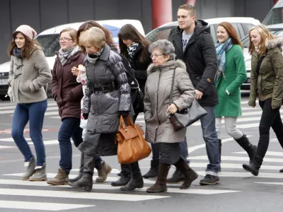 - peci - generacijske razlike - mladi - stari - stareji - ljudje - prehod za pece - zebre //FOTO: Toma Skale
