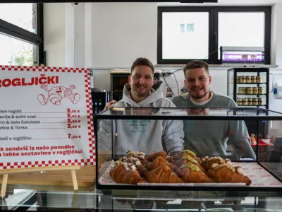 - 09.10.2025. - Anže Kranjec in Rožle Žan Frelih, lastnika fast fooda SLAJS z italijanskim pridihom v &Scaron;kofja Loki.//FOTO: Bojan Velikonja