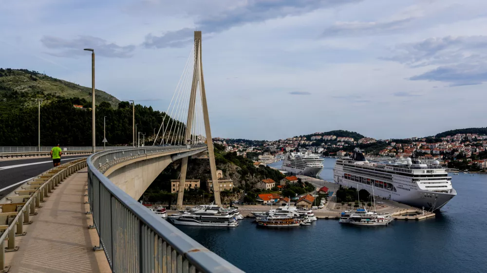 - Na poti od Neuma proti Dubrovniku.- Most Dubrovnik pri Moko&scaron;ici, ki je skraj&scaron;al pot do Dubrovnika.- Hrva&scaron;ka- 27.05.2025. - Reportaža o Jadranski magistrali ob 60. obletnici izgradnje in 70. obletnici začetka gradnje.- Jadranska magistrala, cesta, hrva&scaron;ka obala.OPOMBA: ZA OBJAVO V OBJEKTIVU!//FOTO: Bojan Velikonja