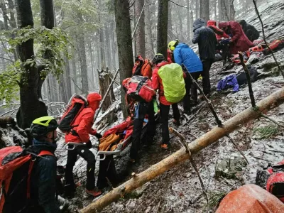 Radovlji&scaron;ki gorski re&scaron;evalci so pomagali pohodnici, na katero je padlo drevo. 