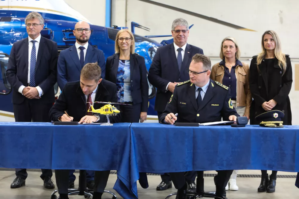 13.10.2025.Podpis pogodbe za nakup 2 helikopterjev Leonardi. za namen re&scaron;evanja. Foto Bojan Velikonja 
