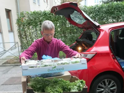 Prostovoljka Minka Žiberna med razvozom živil, ki jih trgovci niso uspeli prodati. Foto: Tatjana Pihlar / Foto: Tatjana Pihlar 