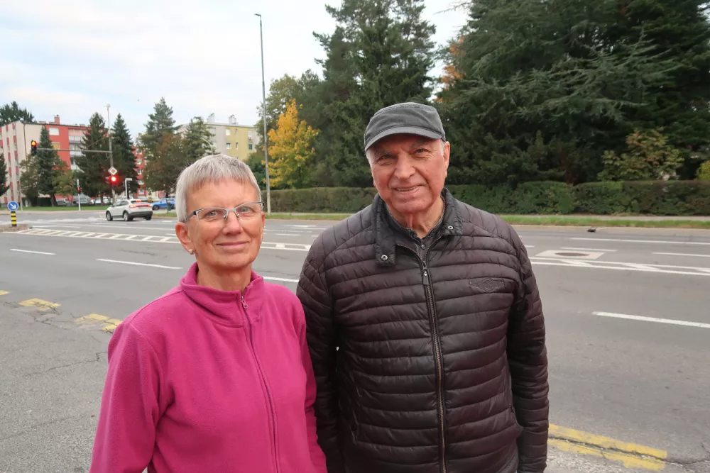 Minka Žiberna in marljivi gospod Vaso, uporabnik Ozarinega dnevnega centra za ljudi s težavami v du&scaron;evnem zdravju. Foto: Tatjana Pihlar / Foto: Tatjana Pihlar 
